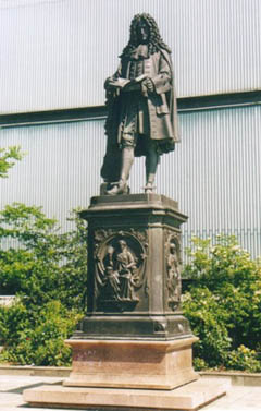 Памятник Лейбницу в Лейпциге